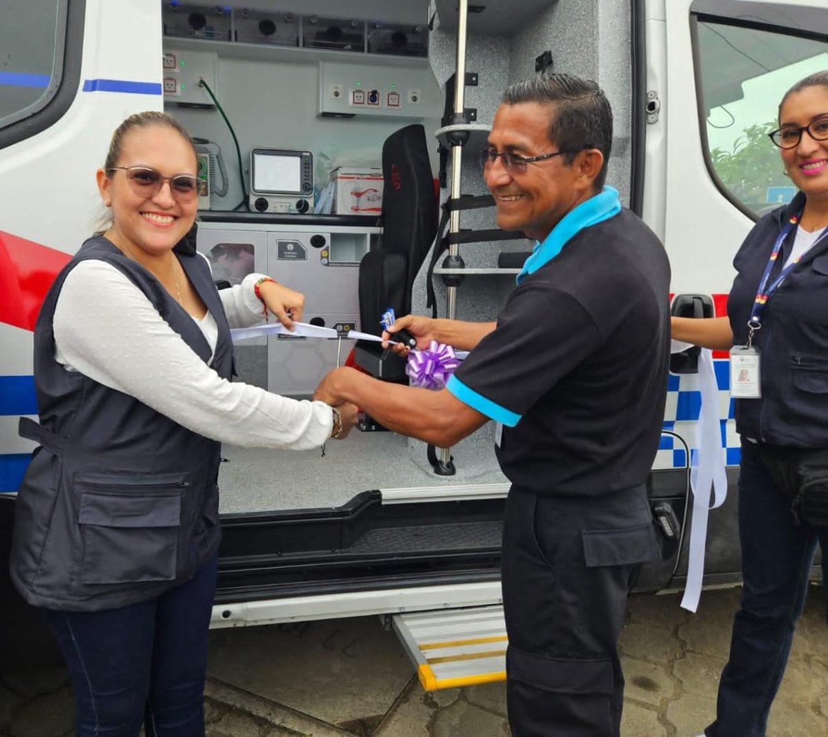 SaludImbabura's tweet photo. #Muisne |  @Salud_Ec y la @SaludCZ1 comprometidos por mantener en buen estado  la salud y bienestar de la
Comunidad que necesitan de una atención de alta calidad entregan ambulancia a Directora del #Distrito08D03 Muisne Atacames, beneficiando a 35.000 habitantes,
#ElNuevoEcuador https://t.co/2pzOn5YGMx