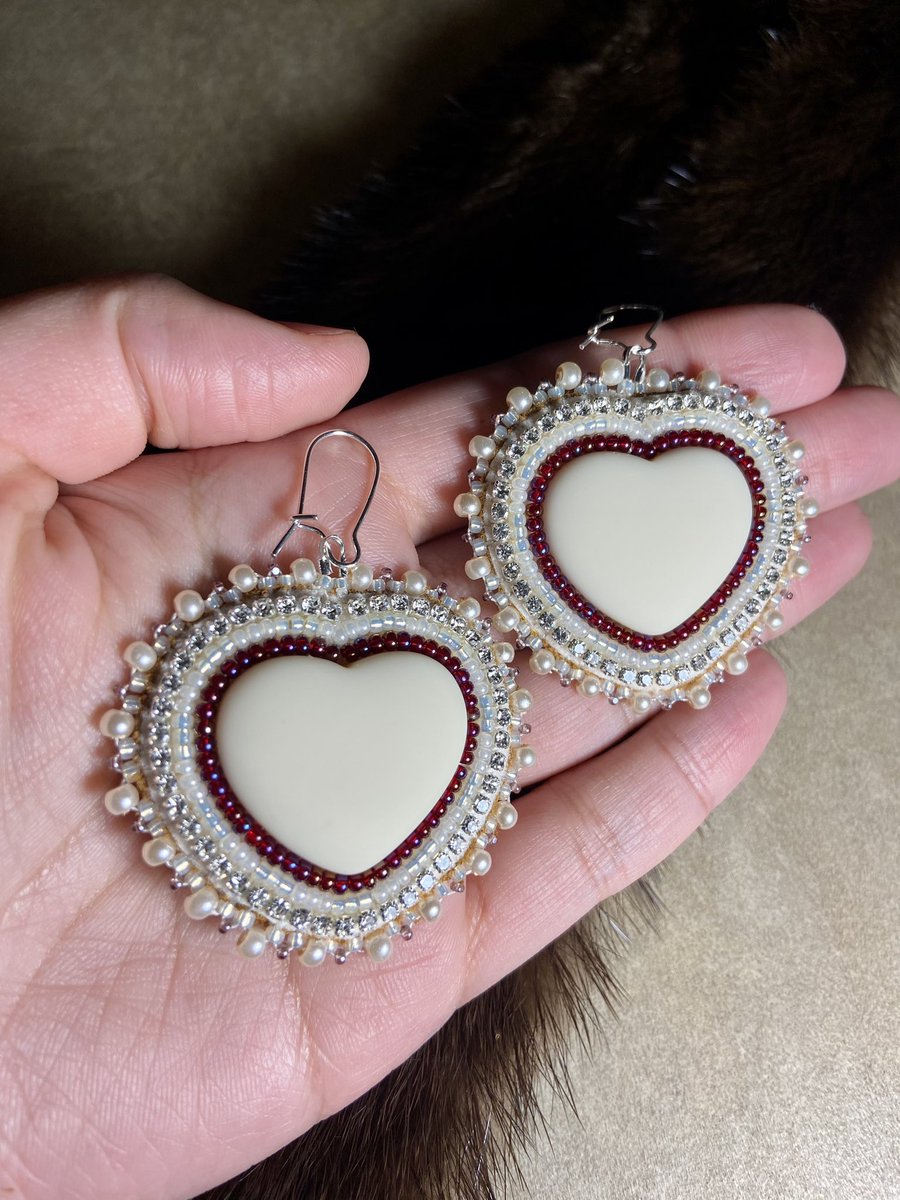 hangsangwjk's tweet photo. Hey yβall trying to sell as much earrings I can for rent coming up!!
Shooky $55 CAD ($41 USD)
White Hearts $60 CAD ($44 USD)
Blue Drops $55 CAD ($41 USD)
#beadwork #nativeamerican #beadedearrings #nativearmy https://t.co/JcmiMTIddL