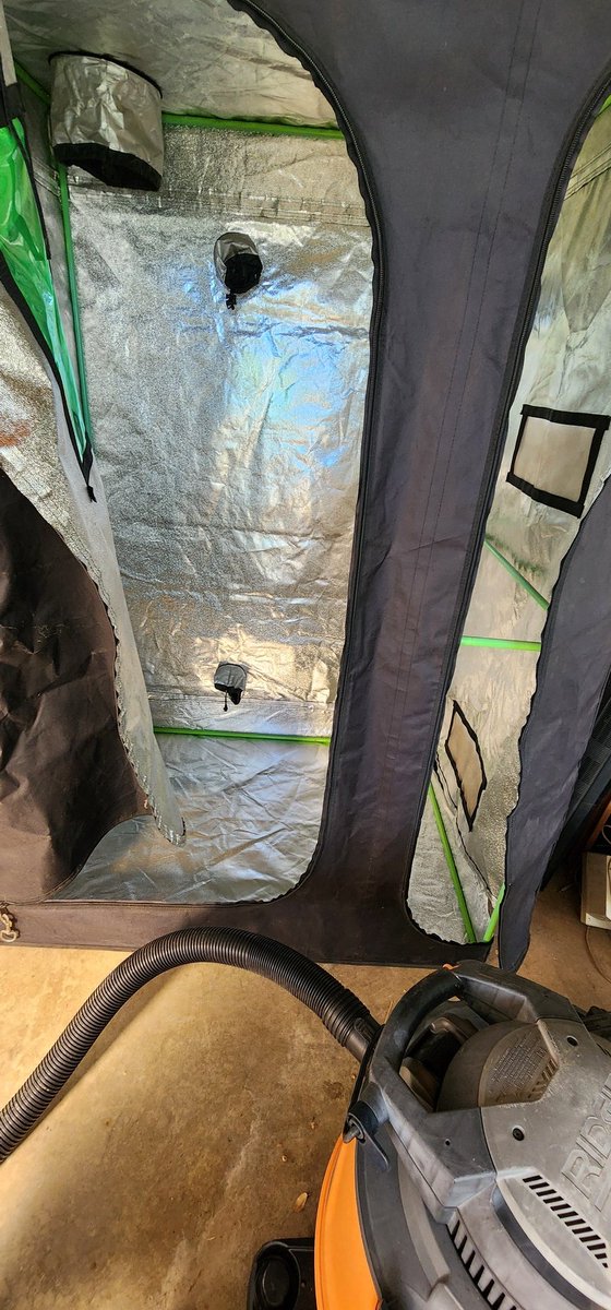 leafroe's tweet photo. #groewitmehmeme
https://t.co/ewGaaQXPwT
New Year new setup.
I'll be getting everything cleaned up so get ur seeds ready and #letsgroe together. #LEAFGROES
#askmeanything https://t.co/U0NikyZqNi