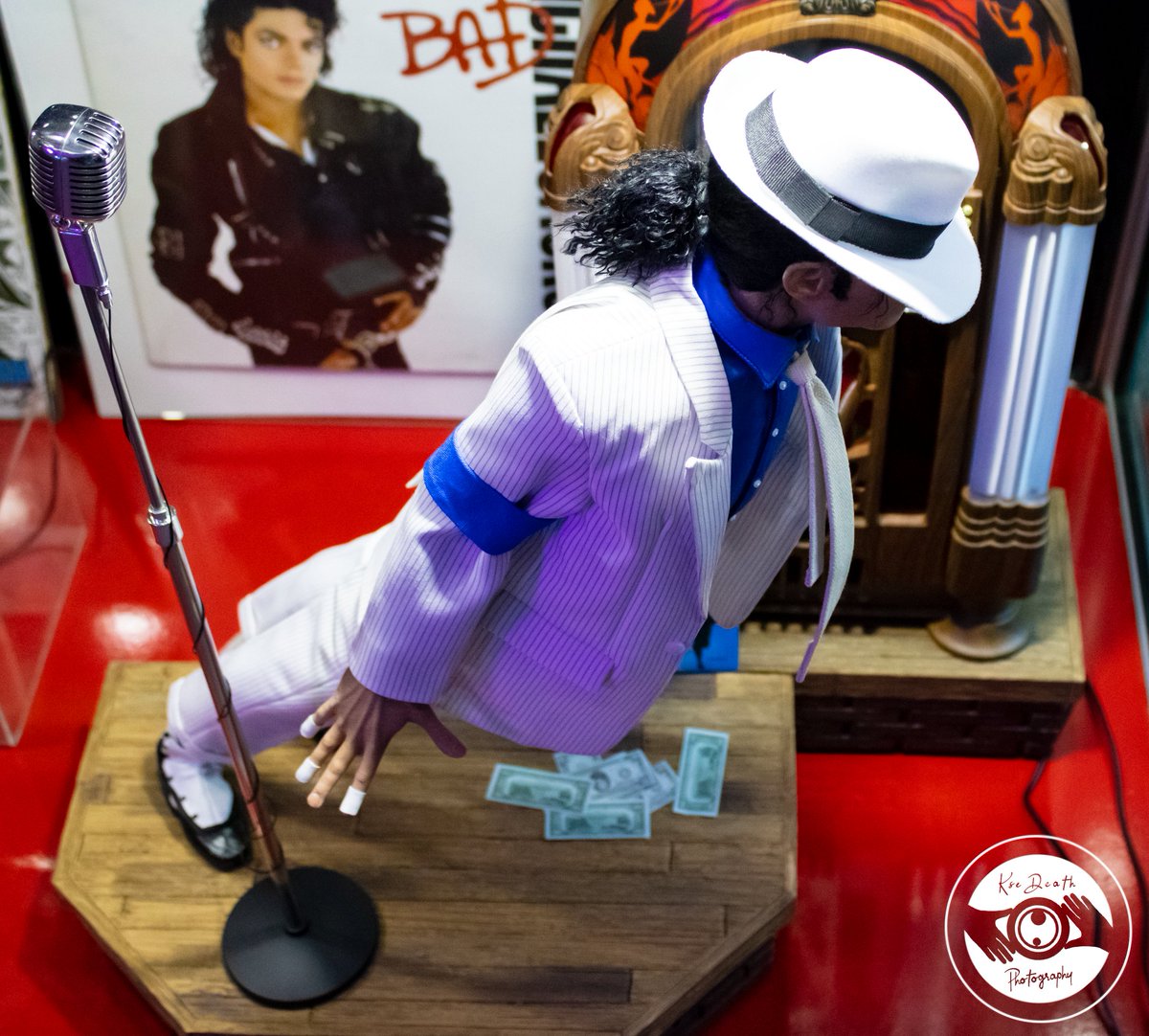 'You can't believe it, you can't conceive it
And you can't touch me, 'cause I'm untouchable
And I know you hate it, and you can't take it
You'll never break me, 'cause I'm unbreakable.'

📸 Canon EOS 2000D
🕴️Michael Jackson 1/3 PureArts Smooth Criminal Deluxe Statue