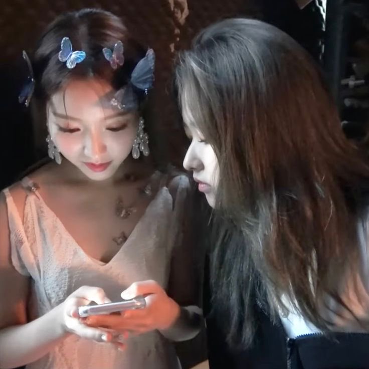 mindofmine01's tweet photo. Hyeju being nonchalant whilst taking photos of Gowon and failing https://t.co/ksoKlW4XMJ
