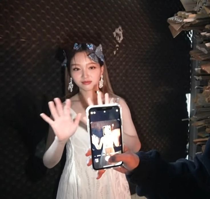 mindofmine01's tweet photo. Hyeju being nonchalant whilst taking photos of Gowon and failing https://t.co/ksoKlW4XMJ