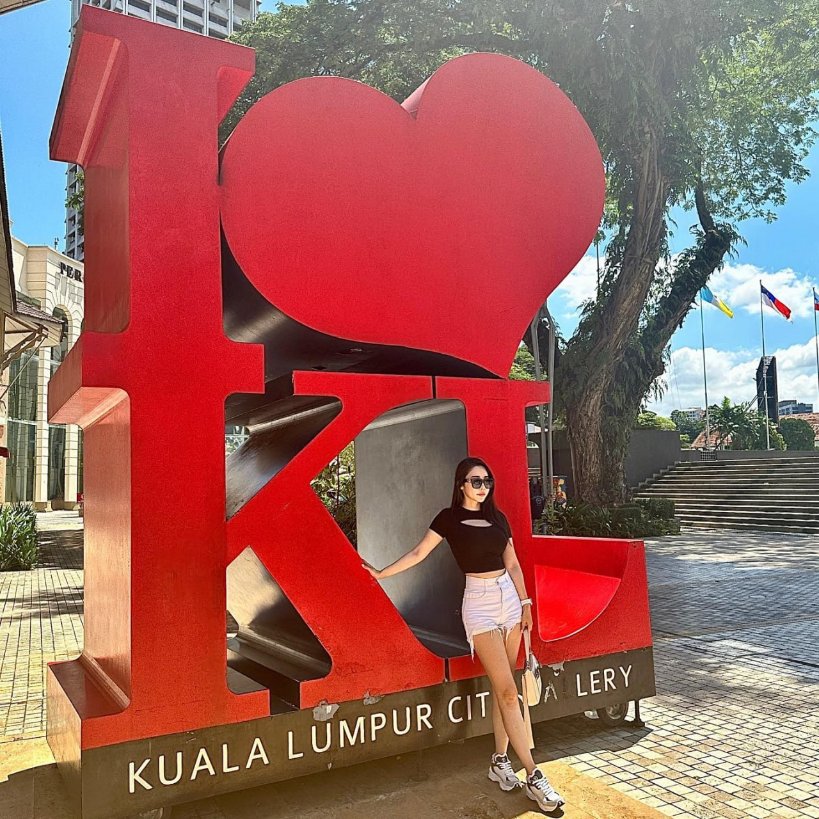A smile is an inexpensive way to change your looks.🥰