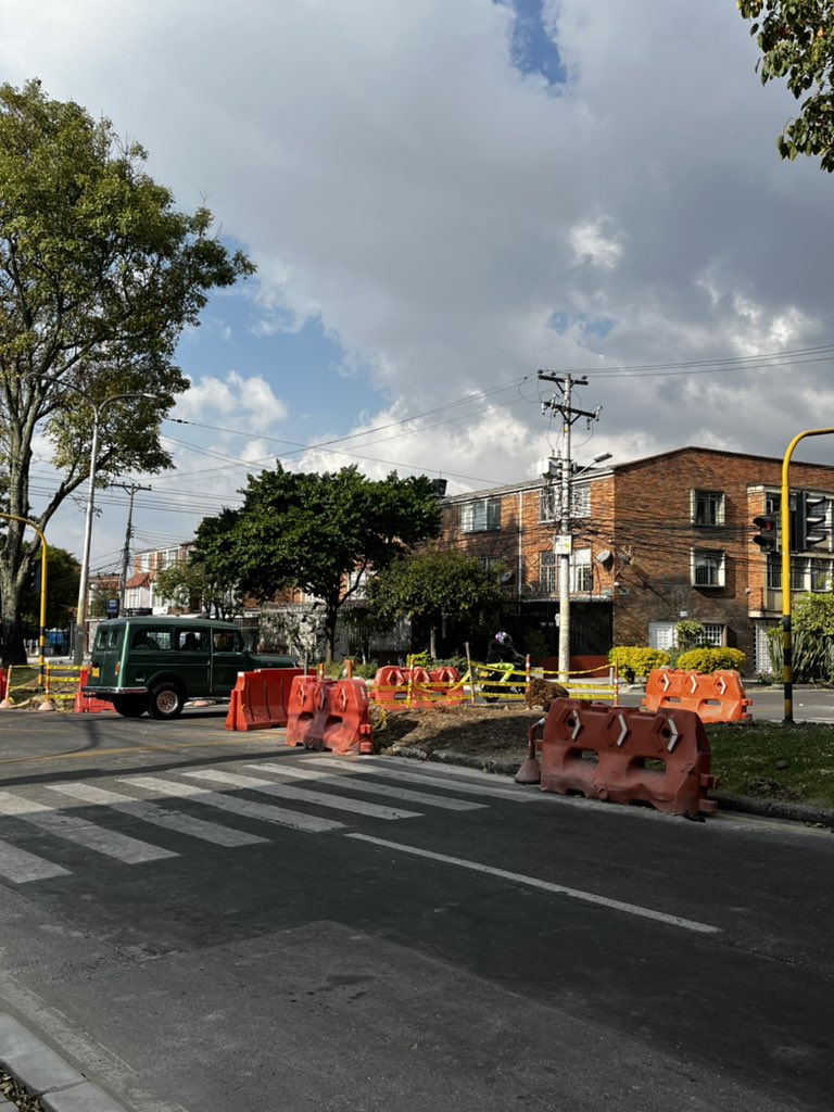 CCalderonRA's tweet photo. Hoy mi equipo acompañó el comité de seguimiento a las obras en Teusaquillo del @idubogota. 

Este contrato debe entregarse en abril y va cumpliendo en tiempos, ejecución y conservación del espacio público. ¡Seguiremos muy pendientes para que también se garantice seguridad y accesibilidad a la comunidad!

¿Cuál otra obra les gustaría que visitemos? Déjenla aquí: https://t.co/Y4mEb7kI5s