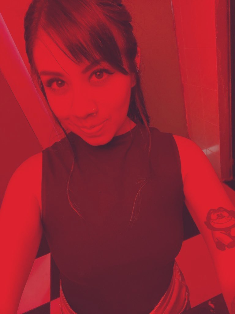 FridaLSF's tweet photo. Morrita de sonrisa fácil y mirada intensa. Con fuego en el alma y rebeldía en la trama 🔥. https://t.co/ytFARTPFDZ