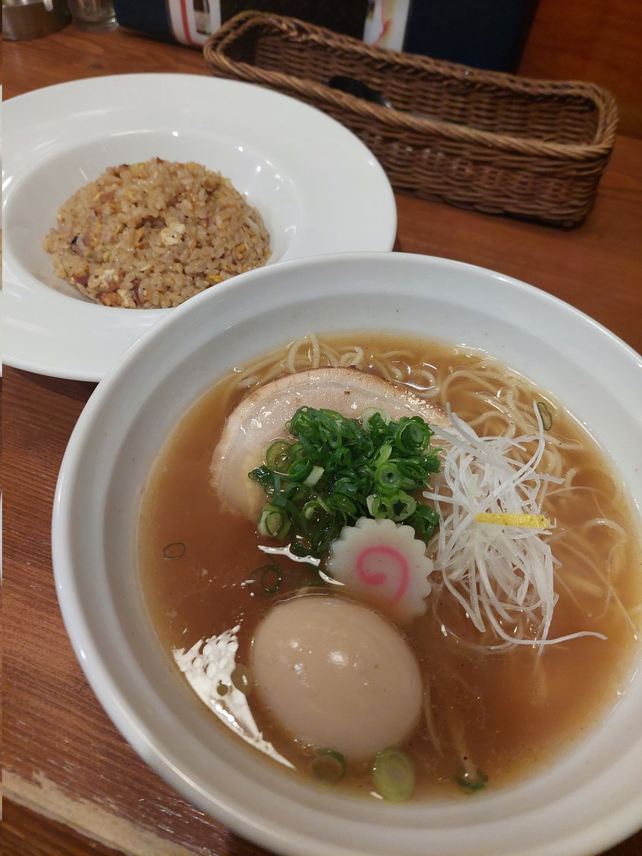 momokasannonaka's tweet photo. 🔷

肉食ファクトリーあわりゅー🍜
朝ラー今回は行けた(*´ー｀*)♥️(笑)

あっさりだけどコクがあって、かすかに柚子の風味と白ねぎ良いアクセント🎶
少し縮れ麺だからスープ絡みやすい(*^^*)
チャーシューも煮卵も柔らか( ﾟДﾟ)ｳﾏｰ🎶
半チャーハン丁度良い量、しょうゆ効いてて( ﾟДﾟ)ｳﾏ♥️ https://t.co/6efO9djtgJ