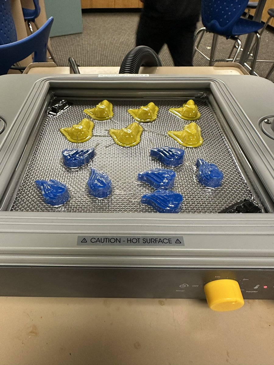 🍫Our @TeamMayku form box working over time to make students chocolate molds. Cant wait to tinker with this piece of tech some more to see what else it’s capable of! @dailystem