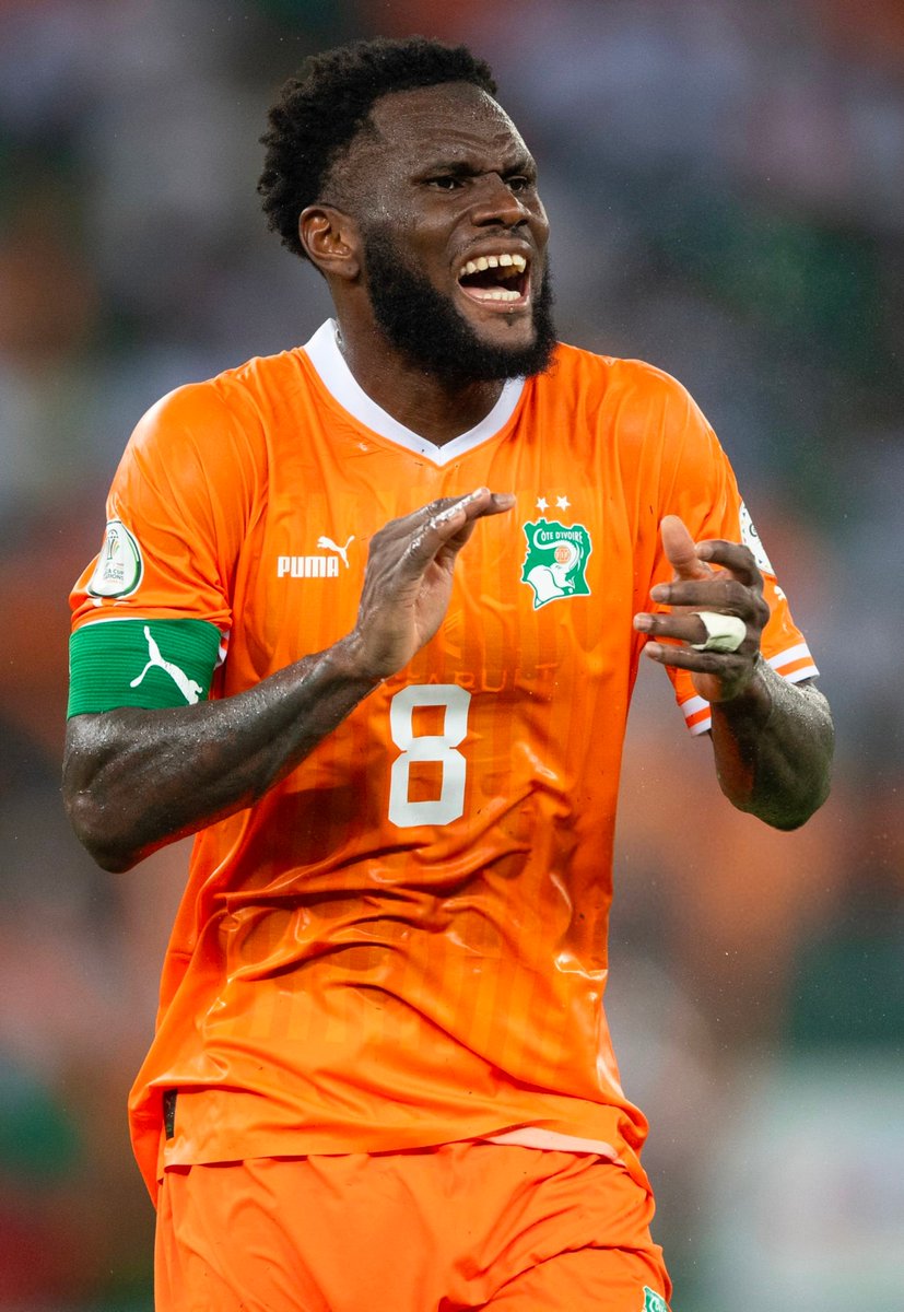 lnstantFoot's tweet photo. 🗣️🐘 Le discours INCROYABLE de Franck Kessié après la qualification en quarts de finale de la Côte d'Ivoire :

"Quand tu sors d'un match contre la Guinée-Équatoriale où 𝘁𝘂 𝘁𝗲 𝗳𝗮𝗶𝘀 𝘁𝗮𝗯𝗮𝘀𝘀𝗲𝗿 𝗱𝗲𝘃𝗮𝗻𝘁 𝗽𝘂𝗯𝗹𝗶𝗰, 𝗱𝗮𝗻𝘀 𝗹𝗲 𝘀𝘁𝗮𝗱𝗲 𝗾𝘂𝗶 𝗽𝗼𝗿𝘁𝗲 𝗹𝗲 𝗻𝗼𝗺 𝗱𝘂 𝗽𝗿𝗲́𝘀𝗶𝗱𝗲𝗻𝘁, c'est là qu'on a senti cette humiliation et cette frustration. 𝗖'𝗲𝘀𝘁 𝗰𝗼𝗺𝗺𝗲 𝘀𝗶 𝗼𝗻 𝗲́𝘁𝗮𝗶𝘁 𝗹𝗲𝘀 𝘃𝗲𝗻𝗱𝘂𝘀 𝗱𝗲 𝗹𝗮 𝗡𝗮��𝗶𝗼𝗻.

Après le match du Maroc on a été repêchés... je crois qu'on avait plus rien à perdre ! Comme on dit : '𝙪𝙣 𝙧𝙚𝙫𝙚𝙣𝙖𝙣𝙩 𝙣𝙚 𝙥𝙚𝙪𝙩 𝙥𝙖𝙨 𝙖𝙫𝙤𝙞𝙧 𝙥𝙚𝙪𝙧'.

Les critiques, c'est normal. Je fais partie des anciens. 𝗝𝗲 𝗱𝗼𝗶𝘀 𝗿𝗲𝗰𝗲𝘃𝗼𝗶𝗿 𝗹𝗲𝘀 𝗰𝗿𝗶𝘁𝗶𝗾𝘂𝗲𝘀 𝗽𝗼𝘂𝗿 𝗽𝗼𝘂𝘃𝗼𝗶𝗿 𝗽𝗿𝗼𝘁𝗲́𝗴𝗲𝗿 𝗹𝗲𝘀 𝗽𝗹𝘂𝘀 𝗷𝗲𝘂𝗻𝗲𝘀. Donc je les accepte pour nous permettre de travailler et d'aller le plus loin possible." 🫡🇨🇮 #CAN2023 

(@beinsports_FR)