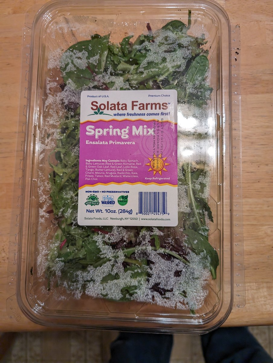 rfgenerator's tweet image. This is why I avoid produce at Price Chopper/Market 32 in Spencer, MA. This was supposed to be good through 1/31, opened it today and it's gross and rotting. @PriceChopper #Solata Farms