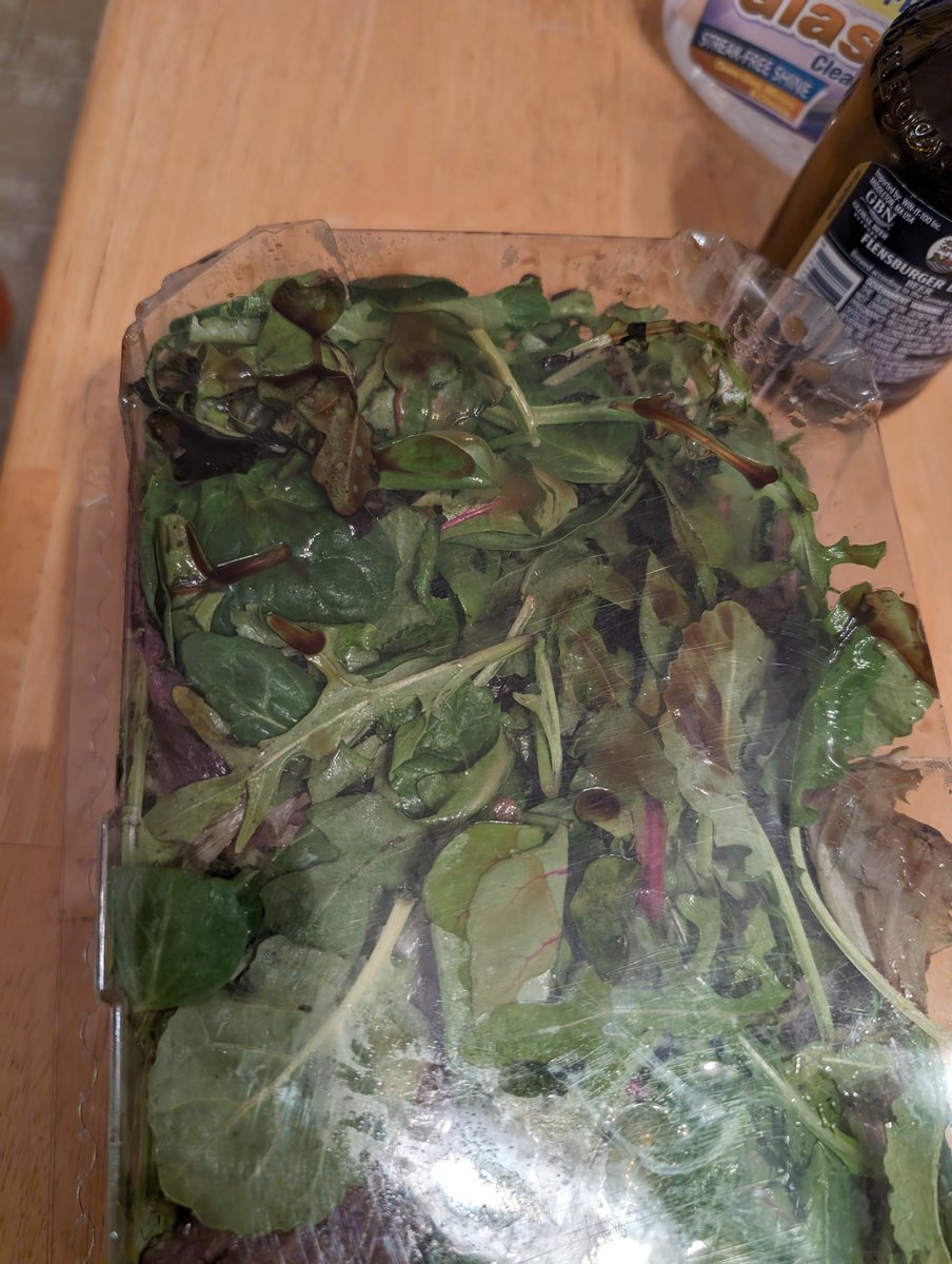 rfgenerator's tweet image. This is why I avoid produce at Price Chopper/Market 32 in Spencer, MA. This was supposed to be good through 1/31, opened it today and it's gross and rotting. @PriceChopper #Solata Farms