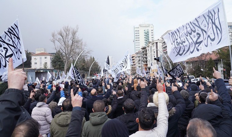 cumhuriyetgzt1's tweet photo. Yargıtay’ın terör örgütü olarak kabul ettiği Hizbuttahrir, polis koruması altında yürüdü: Başkentte hilafet çağrısı
https://t.co/rr1BDeAkz7 https://t.co/DulTqeLmxr