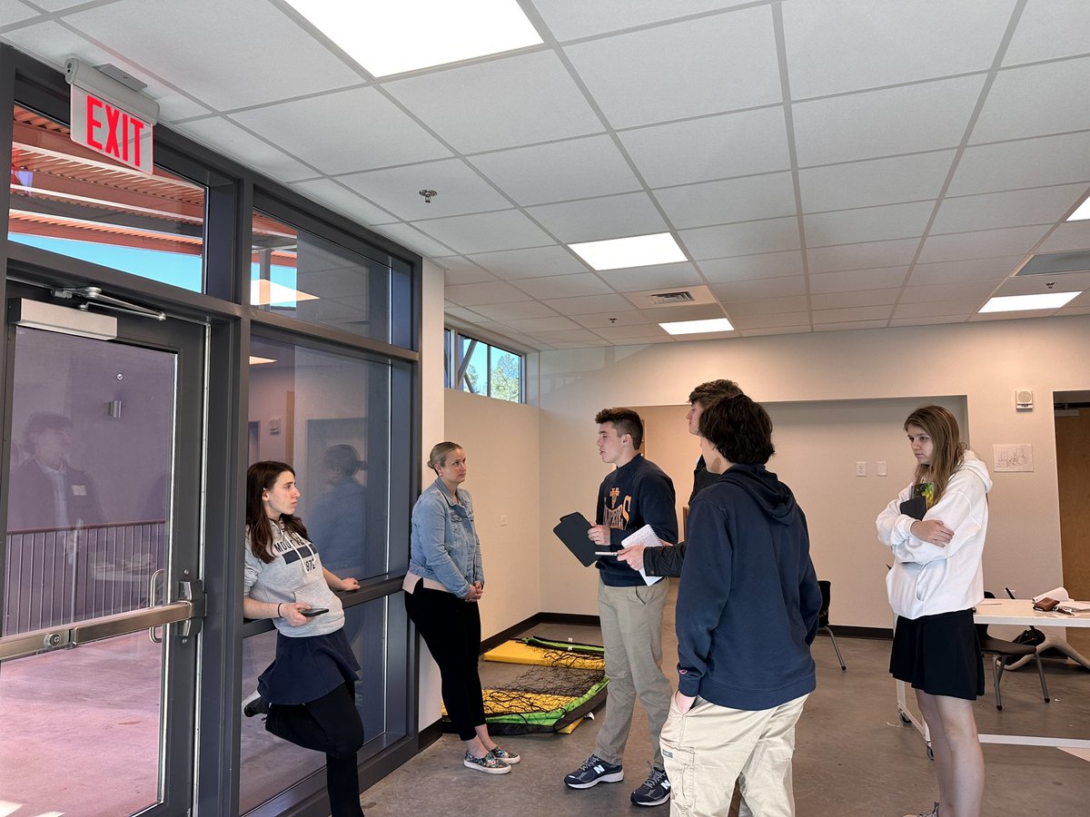 @TheMViD G11+12s are designing a makerspace/STEAM room for The Terra School in @serenbe. @LpenderHealy gave them a tour of her beautiful school & our designers got right to work using their #inquiry, #ideation, & #maker skills. Nothing like an expedition to start the week! #ibl