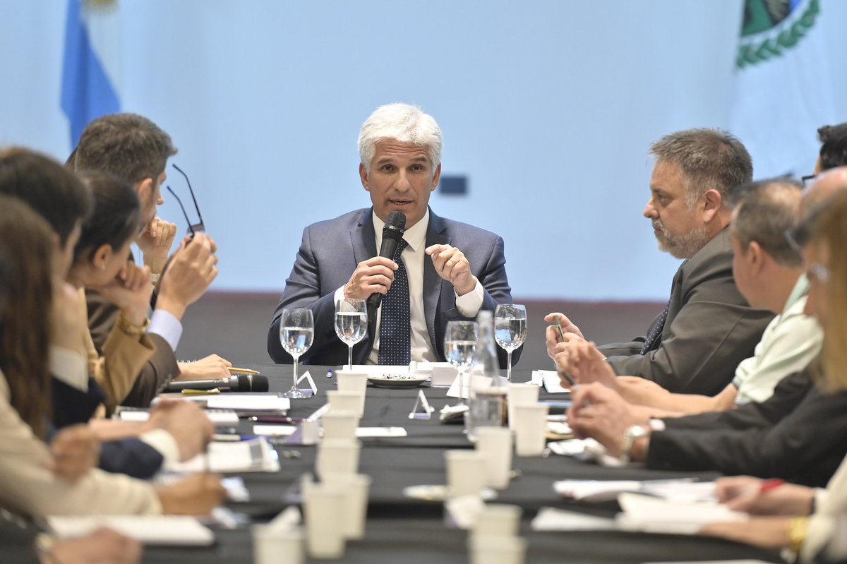 agenciasanluis's tweet photo. 🔹 Claudio Poggi coordina con ministros y secretarios las actividades de Gobierno

Como cada lunes, el Gobernador encabeza la reunión de gabinete en el Salón Blanco de Terrazas del Portezuelo. La reunión comenzó a las 14:30.

https://t.co/I5ufqC7Dt2 https://t.co/6CLA2ptig3