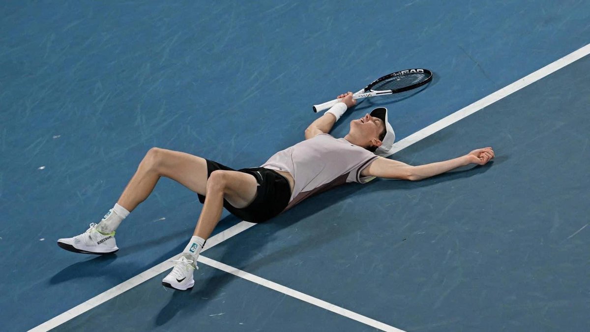 stefano_laf's tweet photo. I no alle uscite con gli amici 
I compiti la sera dopo gli allenamenti 
I’agonismo che l’adolescenza porta via
I sacrifici della famiglia 

Tutto quello che non si vede in questa foto

#sinner #tennis #australianopen https://t.co/C2z6S9n3kR
