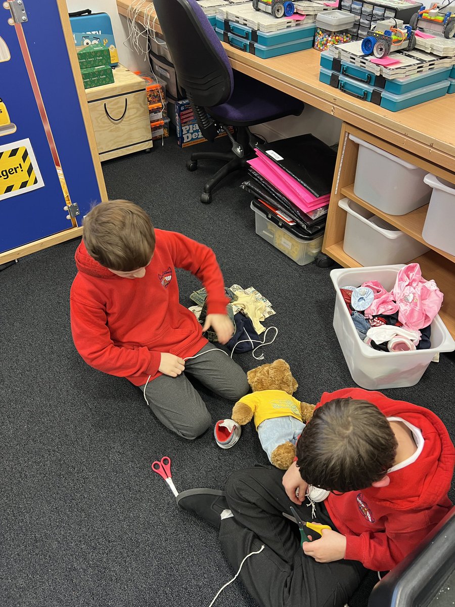 MissSlater_'s tweet photo. Some of the children in P1-4 @LeadhillsS decided to create some new laces for one of our classroom teddies after his old laces were full of tight knots. They used their own initiative to create the new laces using string ๐งธ @mrsfrenchlps @EducationSLC #SLCplay https://t.co/pMFdCcoB26