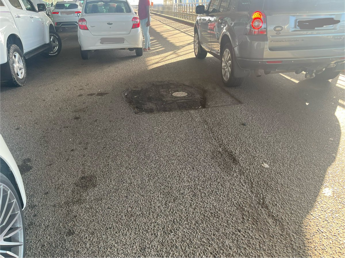 _MubeenS's tweet photo. This is the state of the drop off road at King Shaka International Airport. An absolute disgrace to our country. 
This is a place that represents the country to foreigners. FIX IT NOW. OR PRIVATIZE ALL SA AIRPORTS. https://t.co/lbQuyVSdXn
