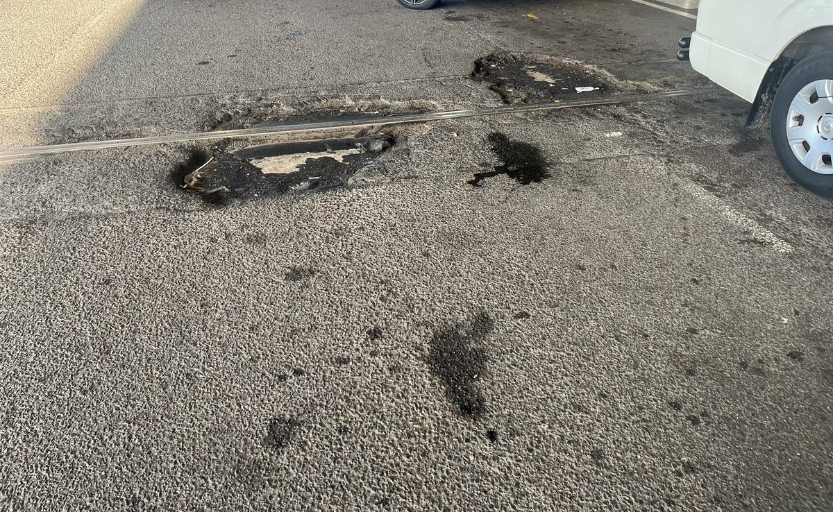 _MubeenS's tweet photo. This is the state of the drop off road at King Shaka International Airport. An absolute disgrace to our country. 
This is a place that represents the country to foreigners. FIX IT NOW. OR PRIVATIZE ALL SA AIRPORTS. https://t.co/lbQuyVSdXn