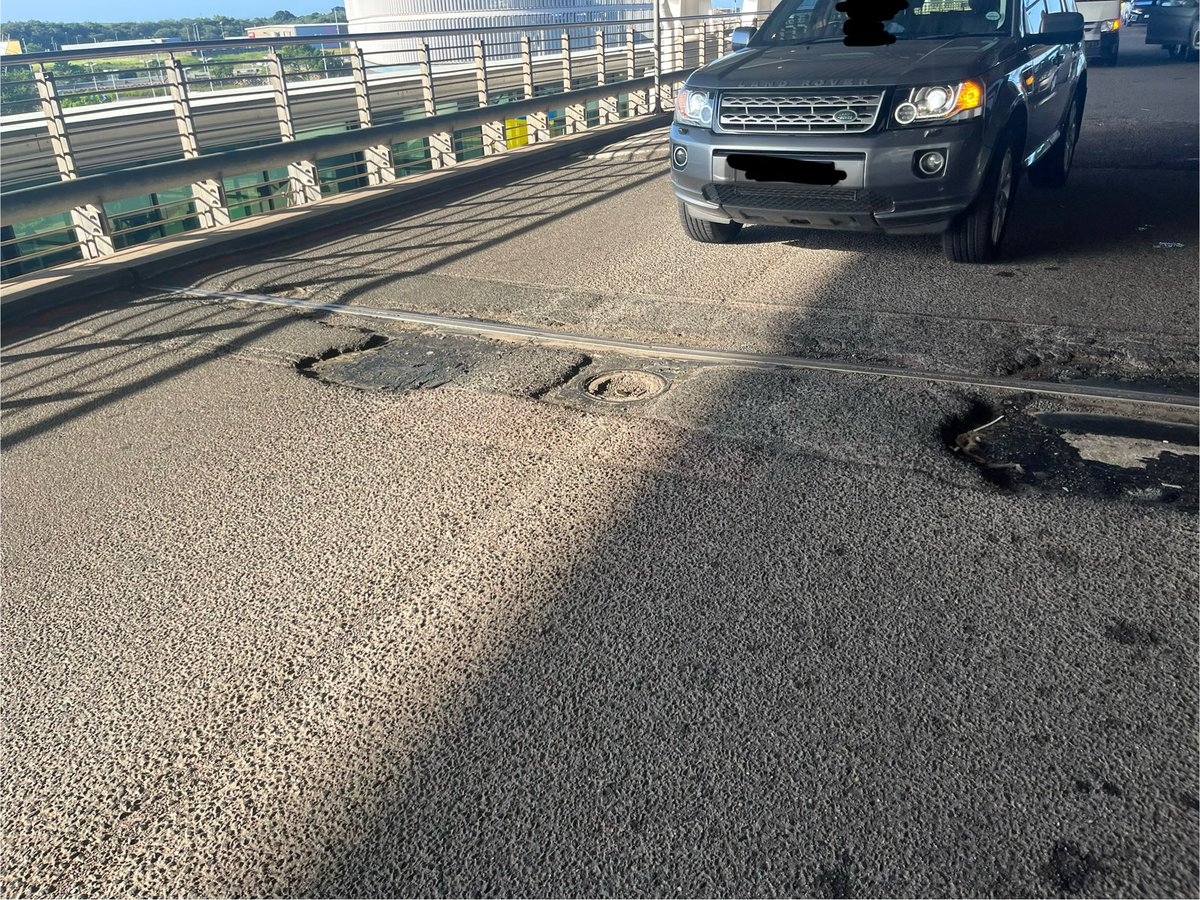 _MubeenS's tweet photo. This is the state of the drop off road at King Shaka International Airport. An absolute disgrace to our country. 
This is a place that represents the country to foreigners. FIX IT NOW. OR PRIVATIZE ALL SA AIRPORTS. https://t.co/lbQuyVSdXn
