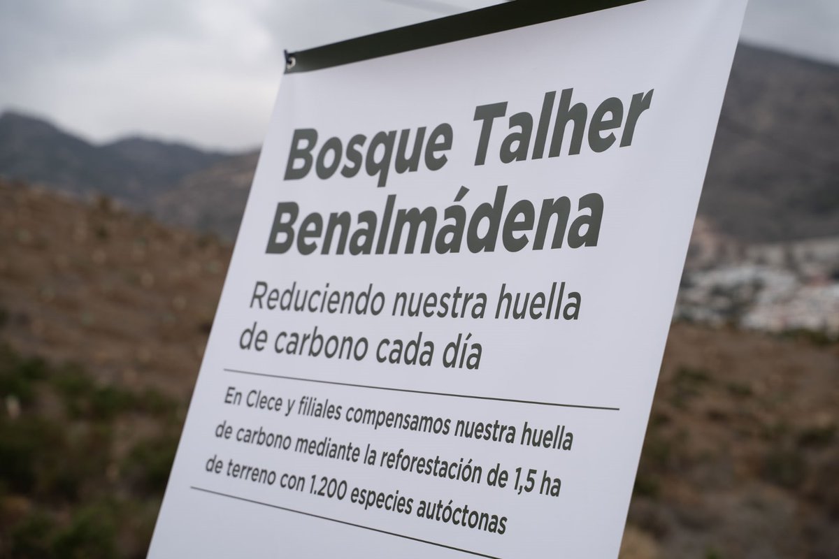BenalmadenaAyto's tweet photo. Hoy ha comenzado la plantación de 1200 árboles, en lo que será el primer bosque sostenible de #Benalmádena: pinos, algarrobos, aladiernos y alcornoques junto a acebuches, mirtos y tarajes. En los próximos 30 años absorberán 150 toneladas de CO2. Con @Clece_ y @Talher_ https://t.co/INK3QnsPpu