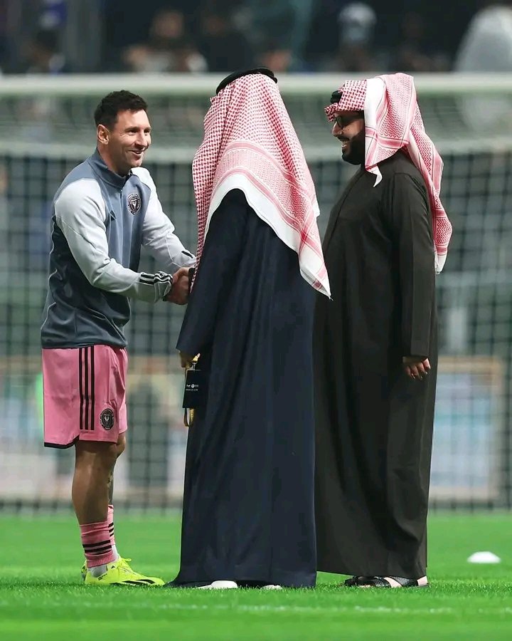 saudifootnews's tweet photo. 📸🎥 𝗔𝗹-𝗛𝗶𝗹𝗮𝗹 President 𝗙𝗮𝗵𝗮𝗱 𝗕𝗶𝗻 𝗡𝗮𝗳𝗲𝗹 and His Excellency Turki 𝗔𝗹 𝗦𝗵𝗲𝗶𝗸𝗵 with 𝗟𝗶𝗼𝗻𝗲𝗹 𝗠𝗲𝘀𝘀𝗶 ! 🤝🇦🇷🇸🇦

#RiyadhSeasonCup #SaudiArabia #SaudiProLeague #SPL... https://t.co/iTDdylc7yC