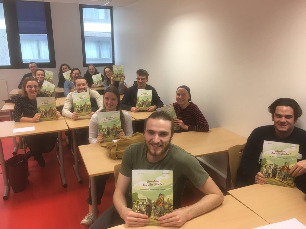 Distribution de la BD de @JeunesGeriatres aux externes en Gériatrie, lors des ECOS formatives, pour les remercier et surtout les inciter à choisir la gériatrie ! 
#Elementairemonchergeriatre 
#LaGeriatriecestSexy