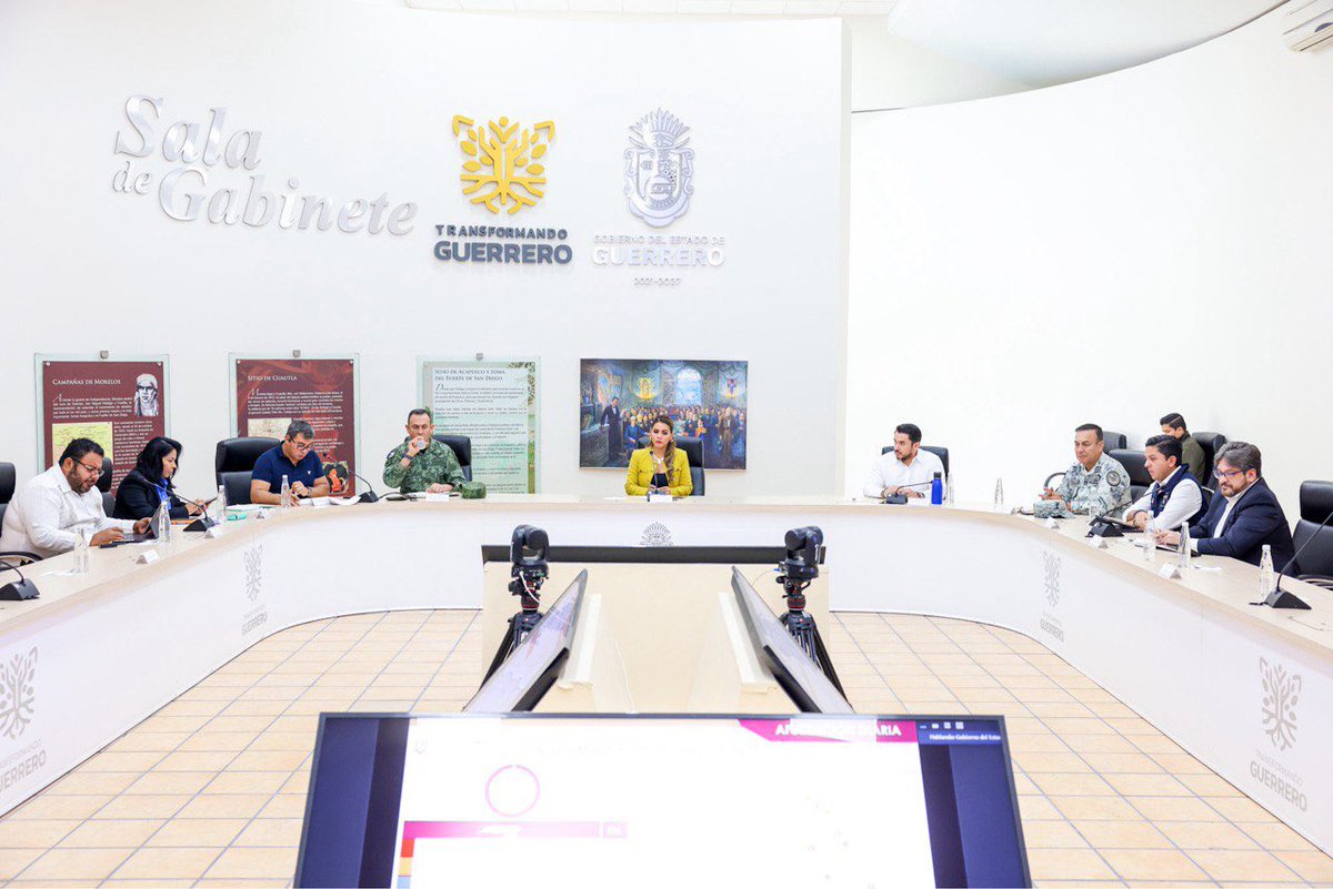 Este lunes presidí la sesión de la Mesa de Coordinación para la Construcción de Paz, donde autoridades civiles y militares evaluamos las incidencias en materia de orden público registradas en las últimas horas. (1/2)