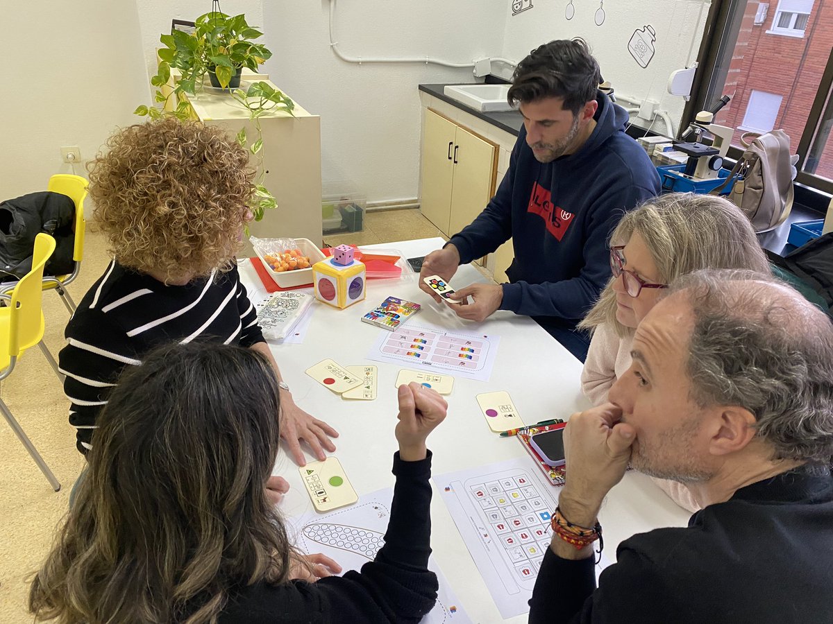 catinagui's tweet photo. Un lujo poder llevar a cabo una tarde de formación @CRFPCLM en el #ADF del #CEIP_JoséPrat para acercar las dimensiones del #pensamientocompitacional a través de la #SA_PequeñoCanuroYaEsMayor com actividades #desconectadas
#codigoescuela4punto0 #coding #codigoescuela https://t.co/S1E1YpZoKO