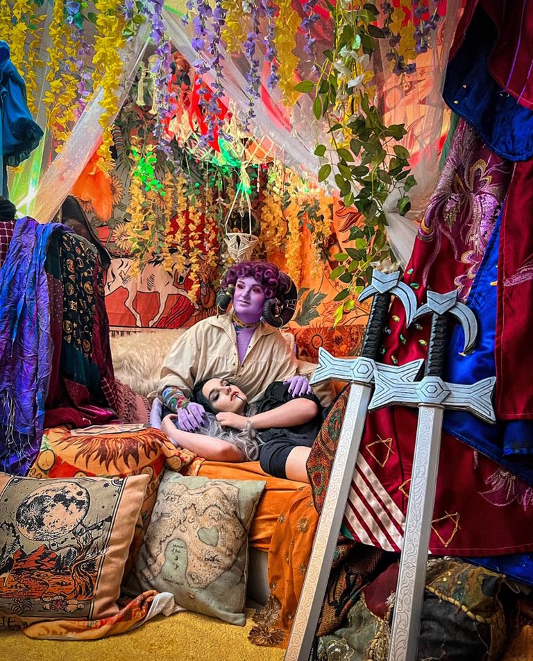 _Brookesmart_'s tweet photo. Break time at the circus
.
🦚Mollymauk: @tory_hatcher 
🪻Yasha: me :)
.
Molly and Yasha belong to @executivegoth and Ashley Johnson for @CriticalRole 
#CriticalRole #CriticalRoleCosplay #CircusKids https://t.co/tc0rUTWkeV
