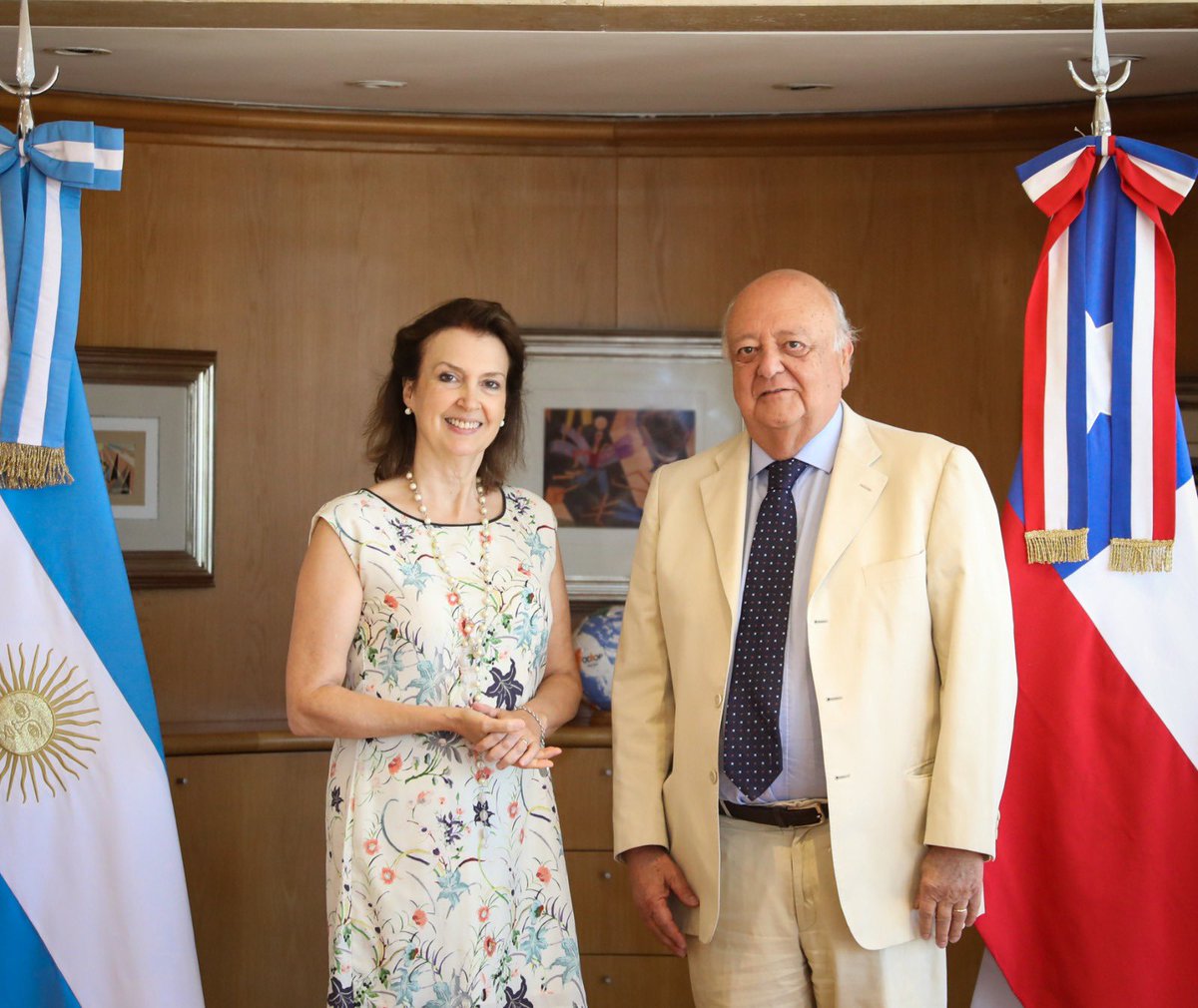 EmbaChileArg's tweet photo. El Embajador @VieragalloQ 🇨🇱 se reunió con la Ministra de #RelacionesExteriores @DianaMondino 🇦🇷 para abordar temas de interés mutuo de ambos países 🤝 @CancilleriaARG @Minrel_Chile https://t.co/qjxpjxZzIG