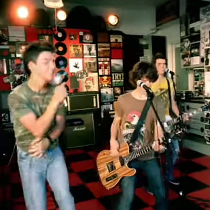 Kar__Mas's tweet photo. Años viendo este clip y recién me di cuenta de que Heavier Things y Try! de John Mayer son parte de la escenografía del primer video de los Jonas... Amo💜 https://t.co/648XshP7Ni