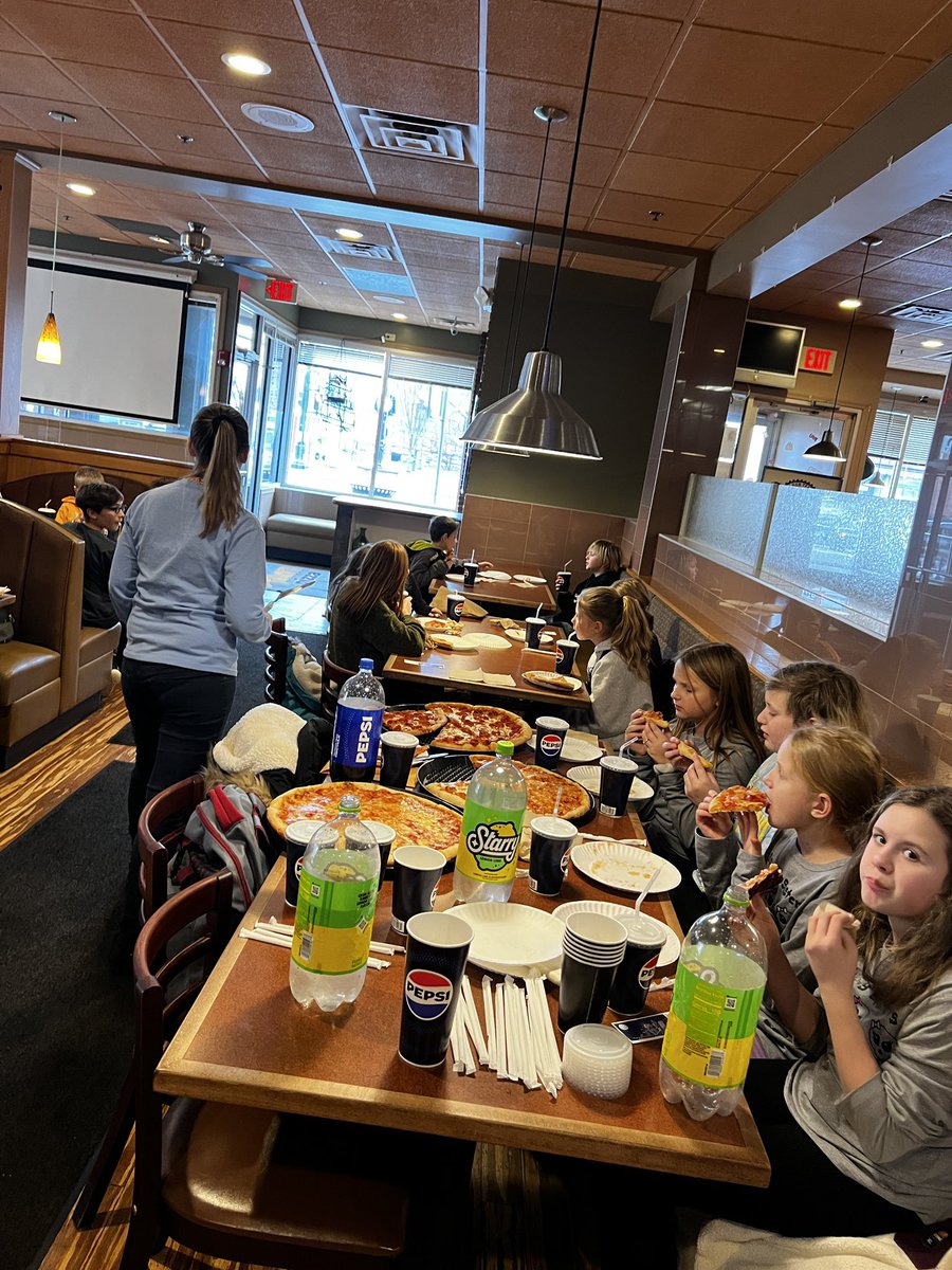 Lunch at Avanti’ following our book shopping trip. Yum! #shoplocal 🍕📚<a href="/KendallESLib/">Kendall Elementary Library</a>