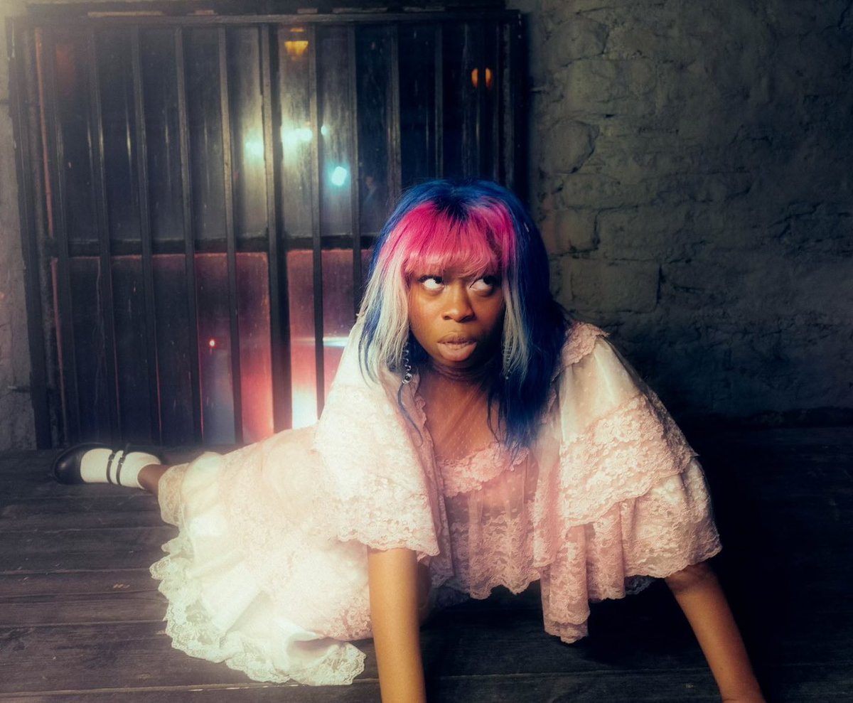 EXECUTIVEXMEDIA's tweet photo. It’s official! .@DojaCat keeps opening doors for other female artists with love, showing true #FemaleUnity 

— Nigerian 🇳🇬 singer, Isimeme Naomi Udu aka @hemlockesprings will be opening #TheScarletTour Europe for Doja Cat! 

— She has the same vibes and is multitalented, just like Doja Cat and Doechii. Sisters! 

🔗 : https://t.co/fBtyKcO0Wb