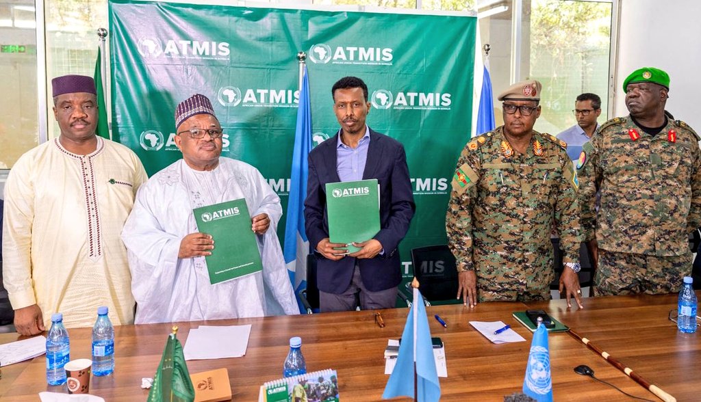 souefmo_elamine's tweet photo. The @_AfricanUnion Transition Mission in #Somalia (#ATMIS) officially handed over 7 Forward Operating Bases (FOBs) to the Federal Government of #Somalia at a ceremony in #Mogadishu, marking the completion of phase two of the #ATMISDrawdown in accordance with UN Security Council Resolution 2710.
Official documents were signed and presented to #Somalia's National Security Advisor, @XuseenMacallin, by @ATMIS_Somalia officials and @UNSOS_ OIC, Qurat-ul Ain Sadozai, at ATMIS mission HQ.
The withdrawal of 3,000 soldiers and handover of the 7 FOBs, which include Bio Cadale, Raga Ceel, Parliament and State House, Qorillow, Burahache, Sarille and Kismayo Old Airport, marks a decisive moment in the ongoing #SomaliaSecurityTransition process.
The ceremony was attended by the Director of Conflict Management, @AUC_PAPS, @SarjohBah3, international partners, and @SNAForce.
