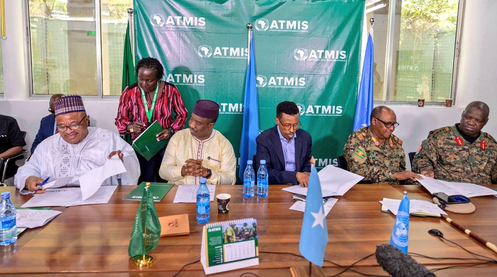 souefmo_elamine's tweet photo. The @_AfricanUnion Transition Mission in #Somalia (#ATMIS) officially handed over 7 Forward Operating Bases (FOBs) to the Federal Government of #Somalia at a ceremony in #Mogadishu, marking the completion of phase two of the #ATMISDrawdown in accordance with UN Security Council Resolution 2710.
Official documents were signed and presented to #Somalia's National Security Advisor, @XuseenMacallin, by @ATMIS_Somalia officials and @UNSOS_ OIC, Qurat-ul Ain Sadozai, at ATMIS mission HQ.
The withdrawal of 3,000 soldiers and handover of the 7 FOBs, which include Bio Cadale, Raga Ceel, Parliament and State House, Qorillow, Burahache, Sarille and Kismayo Old Airport, marks a decisive moment in the ongoing #SomaliaSecurityTransition process.
The ceremony was attended by the Director of Conflict Management, @AUC_PAPS, @SarjohBah3, international partners, and @SNAForce.