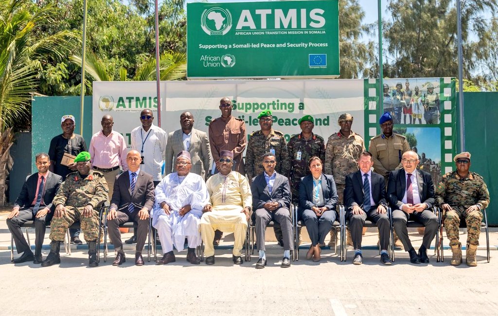 souefmo_elamine's tweet photo. The @_AfricanUnion Transition Mission in #Somalia (#ATMIS) officially handed over 7 Forward Operating Bases (FOBs) to the Federal Government of #Somalia at a ceremony in #Mogadishu, marking the completion of phase two of the #ATMISDrawdown in accordance with UN Security Council Resolution 2710.
Official documents were signed and presented to #Somalia's National Security Advisor, @XuseenMacallin, by @ATMIS_Somalia officials and @UNSOS_ OIC, Qurat-ul Ain Sadozai, at ATMIS mission HQ.
The withdrawal of 3,000 soldiers and handover of the 7 FOBs, which include Bio Cadale, Raga Ceel, Parliament and State House, Qorillow, Burahache, Sarille and Kismayo Old Airport, marks a decisive moment in the ongoing #SomaliaSecurityTransition process.
The ceremony was attended by the Director of Conflict Management, @AUC_PAPS, @SarjohBah3, international partners, and @SNAForce.