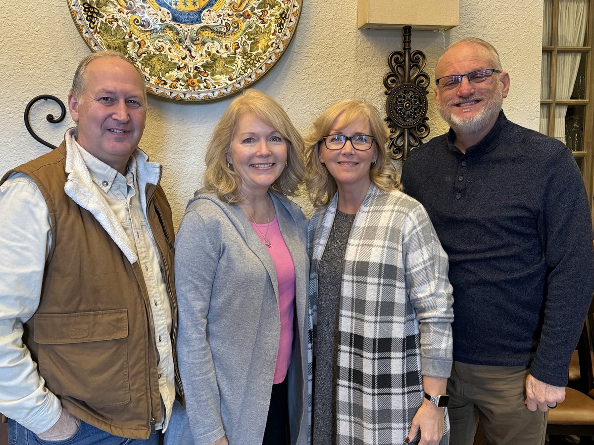 Ed_Russ's tweet image. ⁦⁦@evangelistBurks⁩ and Wendy stopped while traveling through Evansville for a quick lunch today. Appreciate their faithfulness.