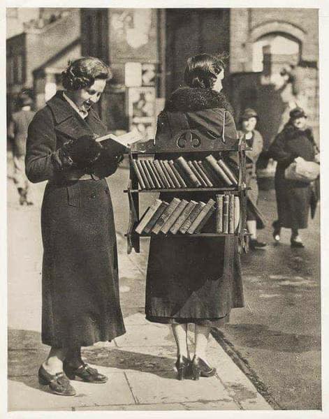 EllibrodeSarah's tweet photo. Qué mejor manera de comenzar el lunes que con esta imagen del pasado tan ilustradora e ilustrada. No la había visto nunca ni sabía de la existencia de estas librerías portátiles. Sin duda, sería un buen arranque para una novela de, por ejemplo, género negro. https://t.co/nKpOcVR4zr