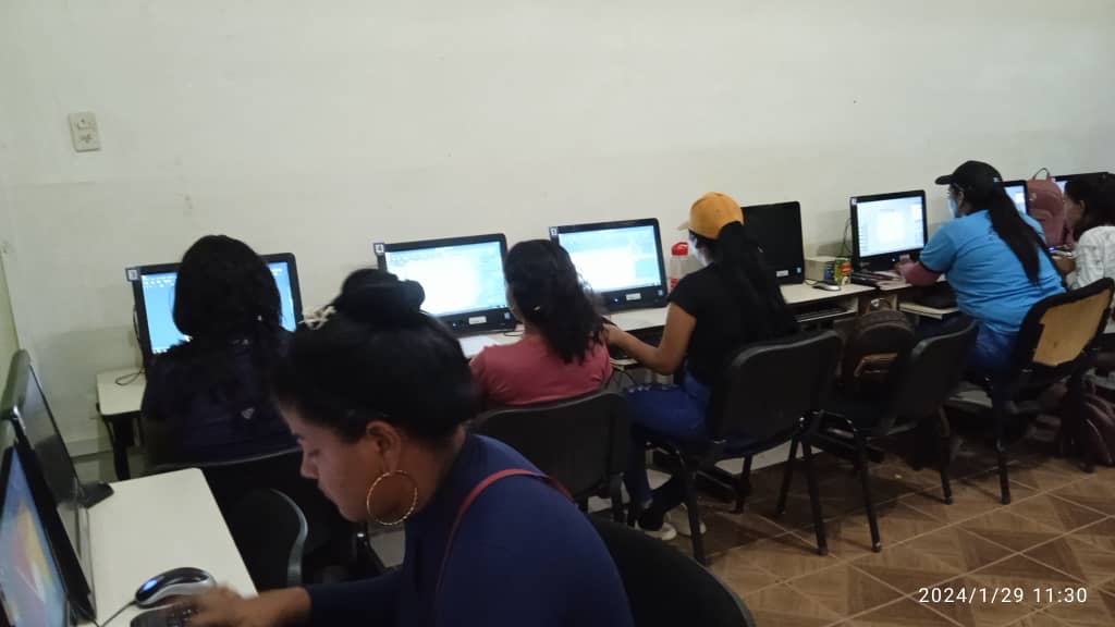 #29Enero // Desde 'CBIT San Pedro de Coche' en la Isla de Coche #NE, los estudiantes de la Misión Ribas continúan en la formación 'Uso Educativo de las TIC' para adquirir conocimiento en el uso de las herramientas ofimáticas de #SoftwareLibre #PuebloEstableDePaz @NicolasMaduro