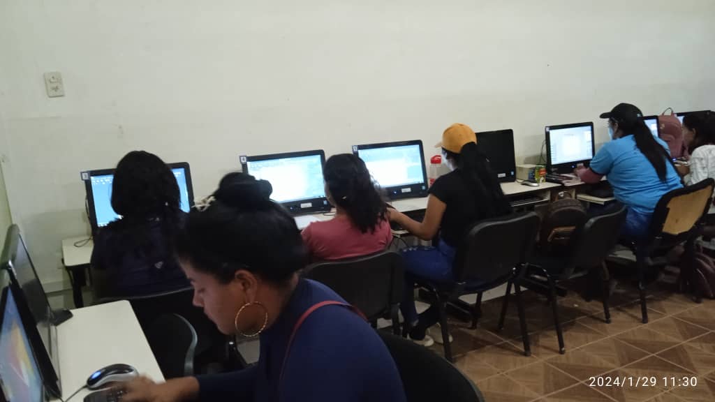 #29Enero // Desde "CBIT San Pedro de Coche" en la Isla de Coche #NE, los estudiantes de la Misión Ribas continúan en la formación "Uso Educativo de las TIC" para adquirir conocimiento en el uso de las herramientas ofimáticas de #SoftwareLibre
#PuebloEstableDePaz
<a href="/NicolasMaduro/">Nicolás Maduro</a>