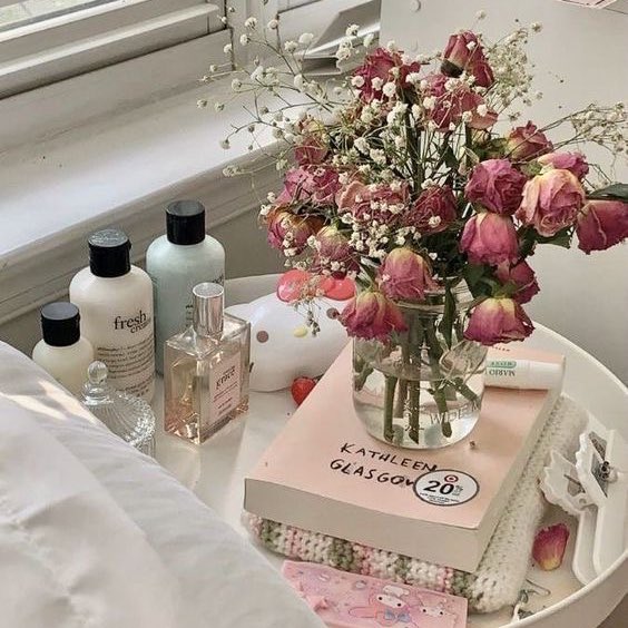 blushingdior's tweet photo. New flower arrangements for a new week 🌸💗🌷 https://t.co/X6upHQ2gFR