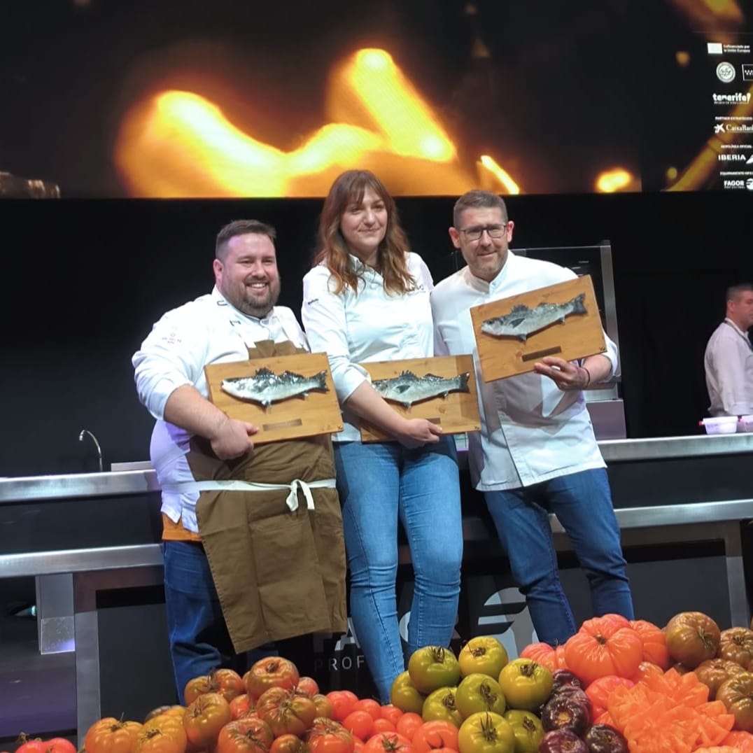 LAnticMoli's tweet photo. Muchas gracias al jurado por la distinción, y un placer @maryjsunshine y Juan Monteagudo por compartir escenario con vosotros. 🤍 
¡Felicidades @aquanariafish por la iniciativa! Con muchas ganas de conocer vuestras instalaciones. 🐟 

#madridfusion2024  #vicentguimera https://t.co/4ric1cDy98