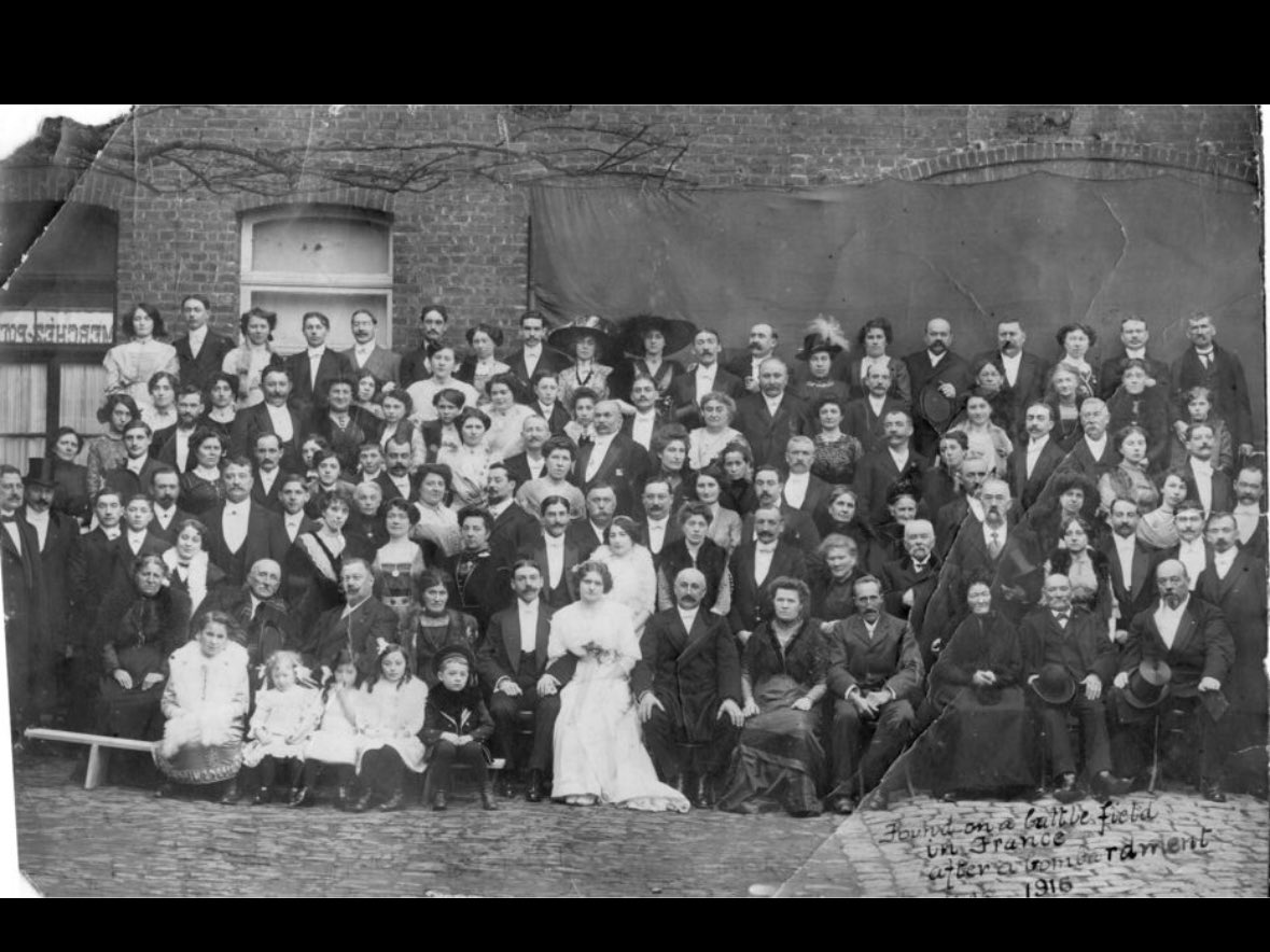 FOOTDECO_'s tweet photo. @le_Parisien La photo a été trouvée par Sydney Stewart Menzies Smith, un soldat australien, dans des décombres en 1916.
#pernault #actu https://t.co/iuLqxTXsSr