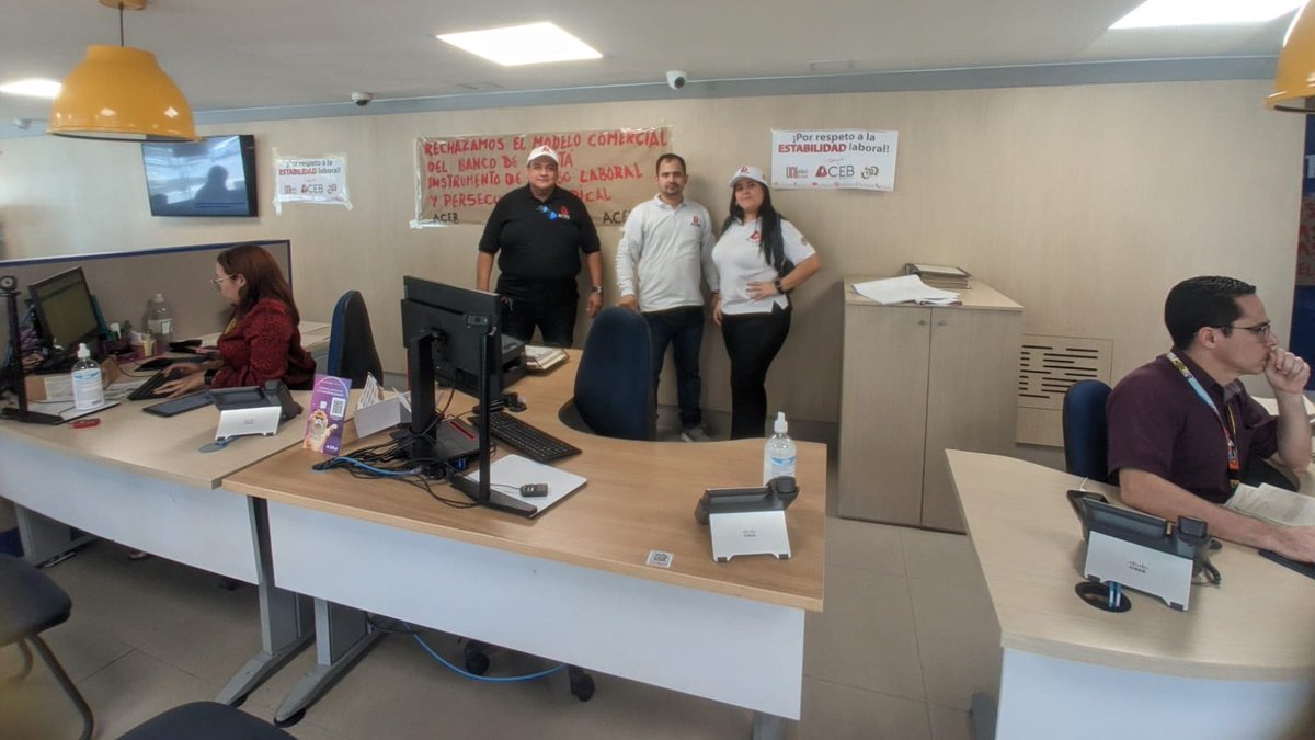 acebnacional's tweet image. ACEB Barranquilla | Mitin en el @BancodeBogota  Of. Centro Nelmar rechazando el modelo comercial del banco que es un instrumento de acoso laboral y persecución sindical 

#NoMásFalsosPositivos Disciplinarios ¡ Afíliate ! 313 8700509  @cutcolombia @uniamericas @MintrabajoCol