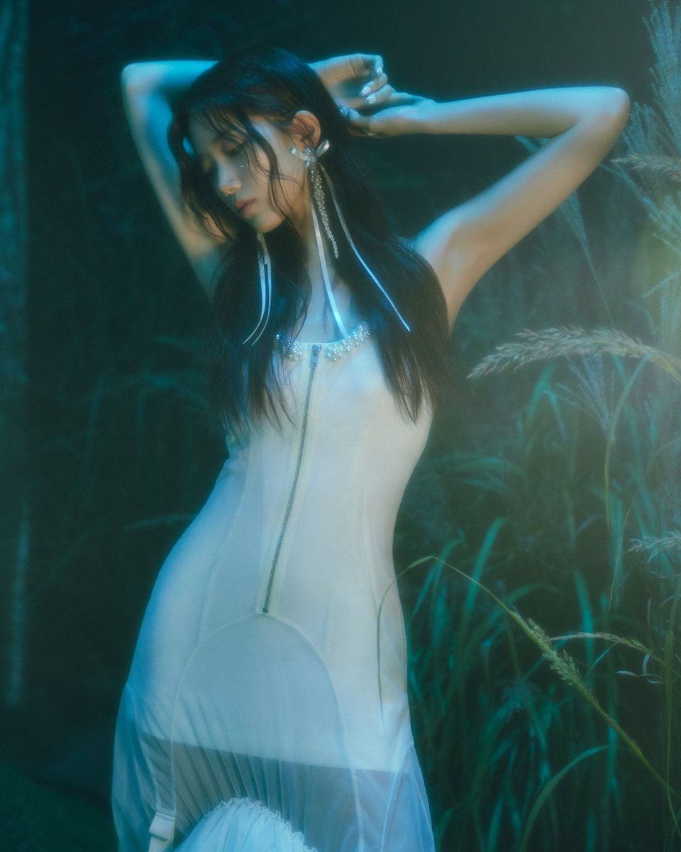 lesserafim_uni's tweet photo. LE SSERAFIM 3rd Mini Album "EASY" 
Concept Photo #2 - FEATHERLY LOTUS 

KAZUHA https://t.co/rVCx9c7aAW