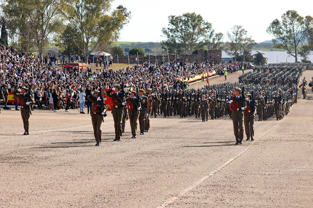 EjercitoTierra's tweet image. ¡Buenas noches! Con esta impresionante📷de la multitudinaria Jura de Bandera celebrada en el acuartelamiento Santa Ana, sede del Centro de Formación de Tropa nº 1 #Cáceres @MADOC_ET . 1101 alumnos y sus emocionadas familias💪.
¡Desde aquí nuestra enhorabuena y la de nuestros