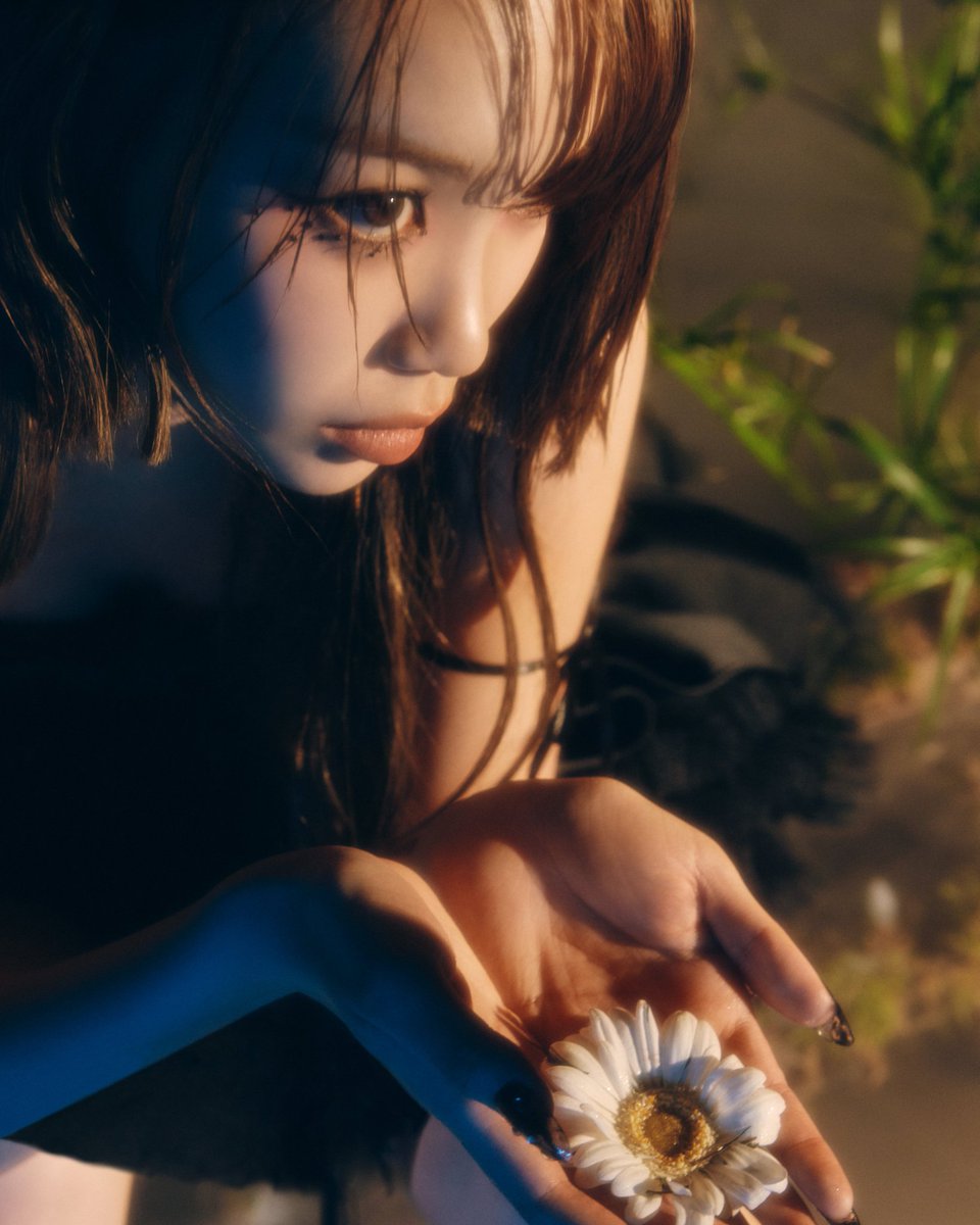 lesserafim_uni's tweet photo. LE SSERAFIM 3rd Mini Album "EASY" 
Concept Photo #2 - FEATHERLY LOTUS 

KIM CHAEWON https://t.co/6sKxSrZGZx