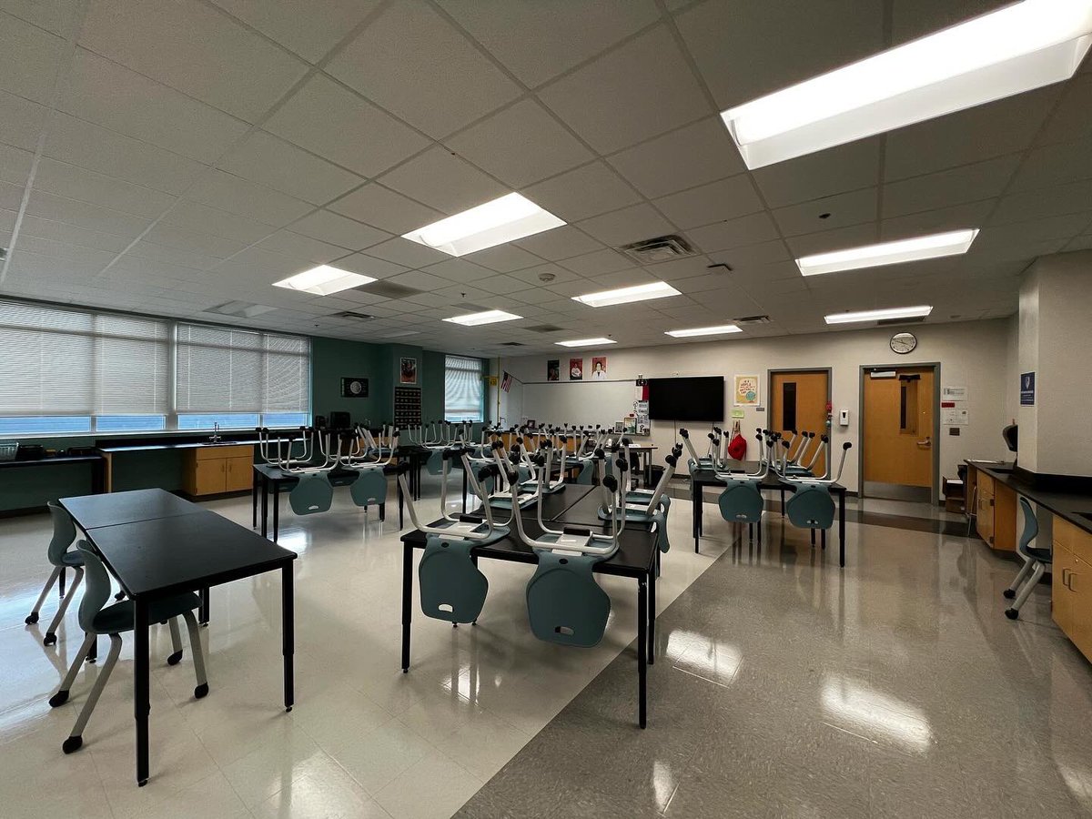 CianaPaye's tweet photo. So excited for Spring Semester with the best kids!! #scienceeducation #biology @GreenLevelHigh #GoGators https://t.co/lN3cALCK8x