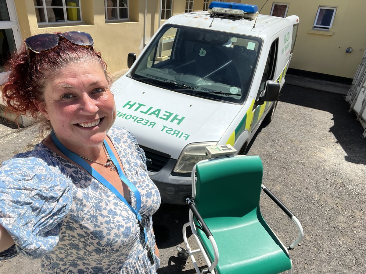 I have always said there is no such thing as a ‘nutrition emergency’ , however …..! …. borrowing the paramedic teams first responder vehicle to take some chair weighing scales, felt VERY dramatic 😂 And I was allowed to ‘do the lights’ @MichaelGagaHale #whatdietitiansdo