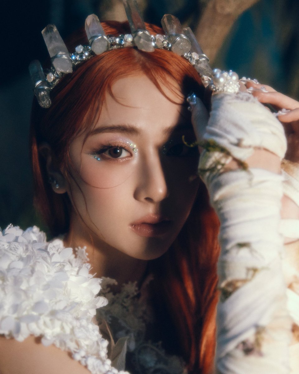 lesserafim_uni's tweet photo. LE SSERAFIM 3rd Mini Album "EASY" 
Concept Photo #2 - FEATHERLY LOTUS 

HUH YUNJIN https://t.co/tqmKY5aANP