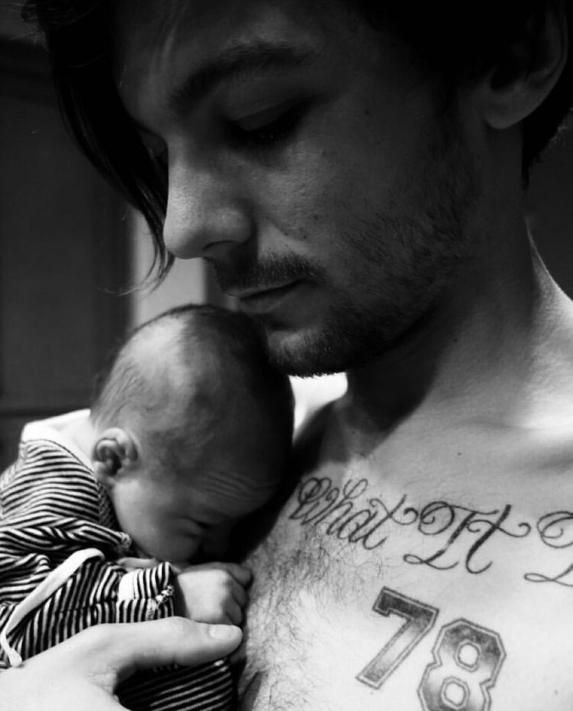 ltbrnews's tweet photo. THROWBACK | Há 8 anos atrás, Louis postava no instagram a primeira foto com seu filho no colo!

“Meet my little lad, Freddie 👶.” https://t.co/FAJa94p2ys